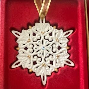 Wedgwood 2003 Pierced Jeweled Jasperware Snowflake Retired Collectible Ornament.